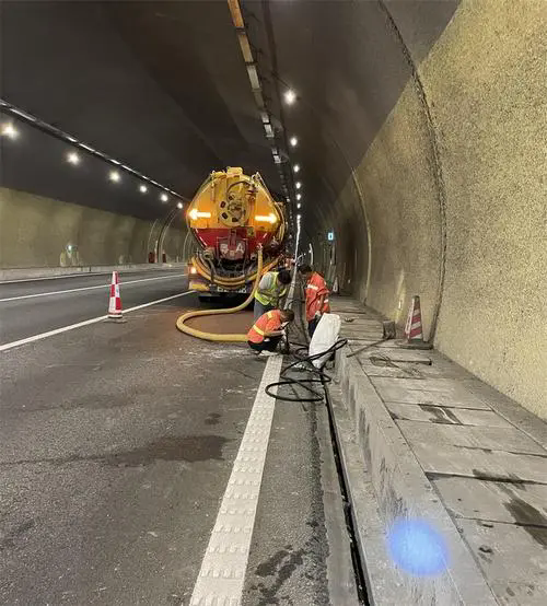 海南藏族隧道排水渠清淤